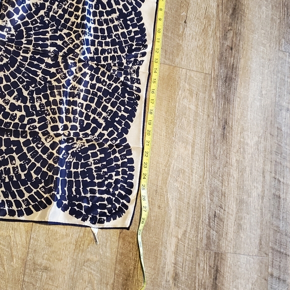 Vera Silk Scarf ๐ - Picture 5 of 6